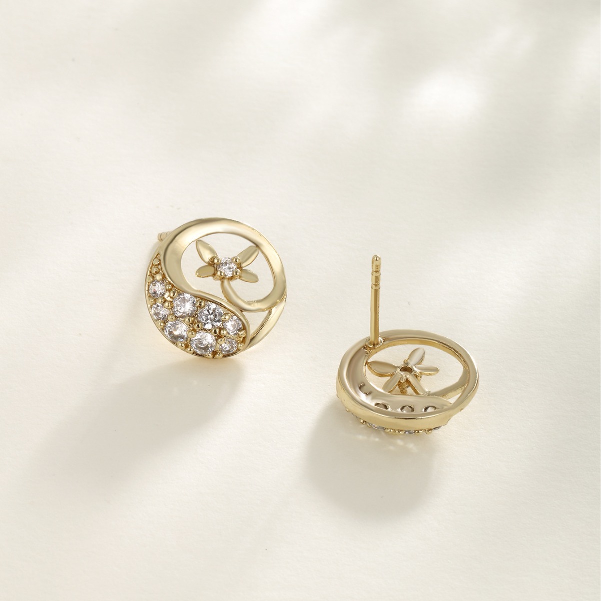 Xuping personalidad japonesa y coreana pendientes de nicho para mujeres pequeñas flores exquisitas huecadas micro pendientes de piedra