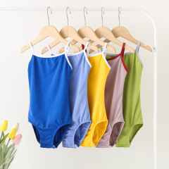 子供のダンスの練習は女の子のバレエの専門の体操服を着ます。