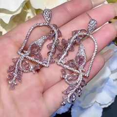 フランスの豪華な重工業はピンクのピアスを爆発させます。