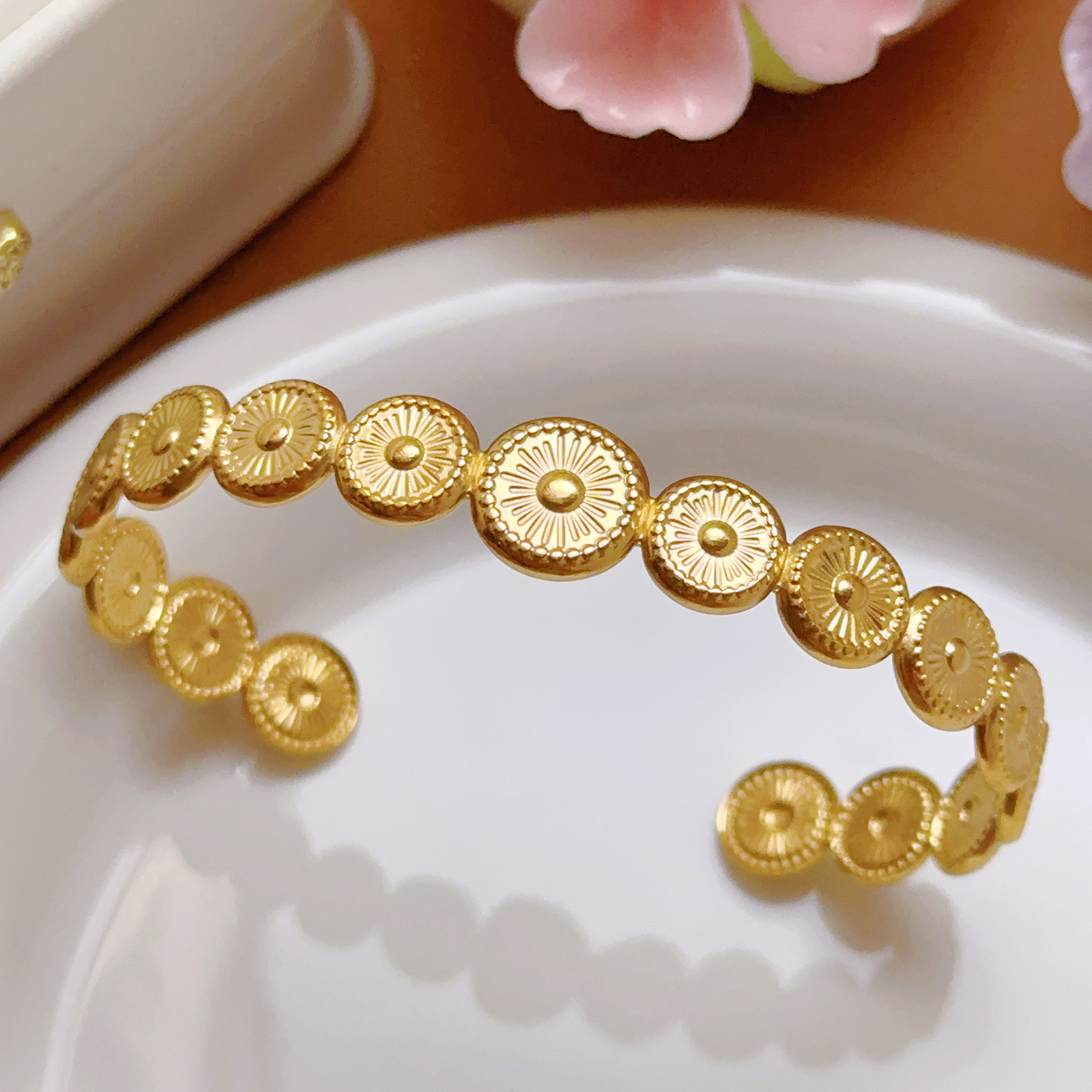 Brazalete de acero inoxidable transfronterizo de Europa y Estados Unidos, brazalete abierto de cara ancha, brazalete de inserción de alta calidad, acero de titanio, joyería de lujo ligero.