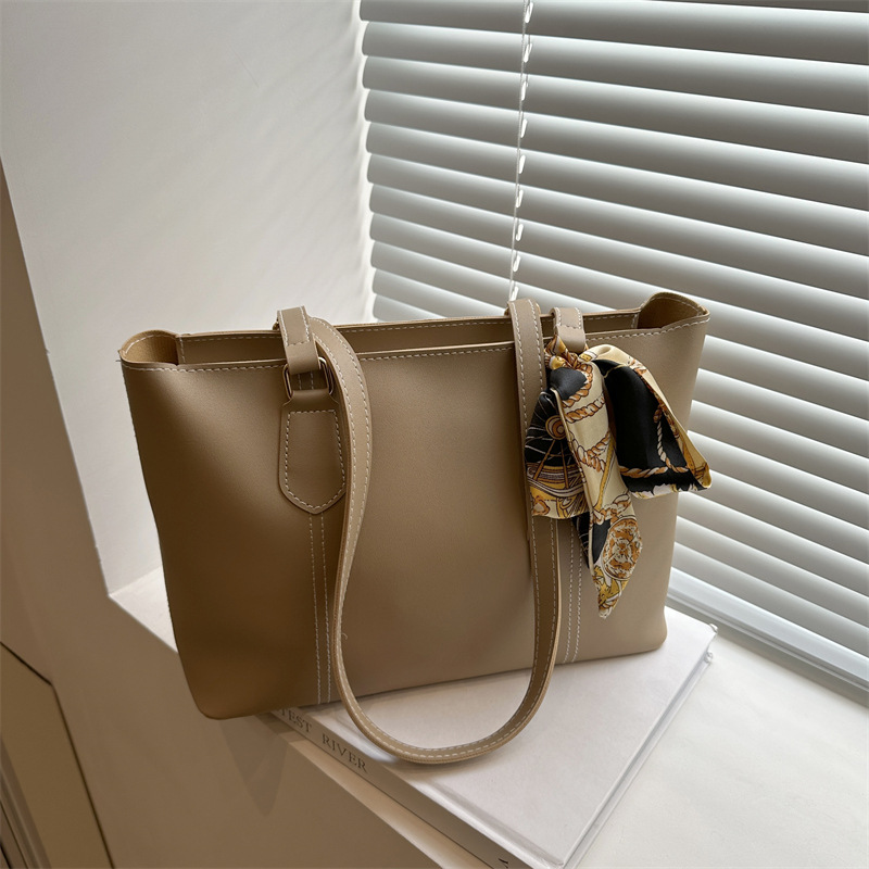 Retro alta sensación de bolso de viaje 2025 primavera y verano nuevo estilo versátil ins bolso de hombro de trabajo de color sólido bolso especial