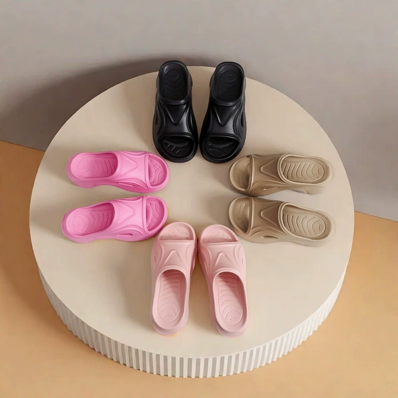 2025 новых однотонных сандалий для женщин, летние уличные модные универсальные пляжные повседневные тапочки на толстой подошве и увеличение роста.