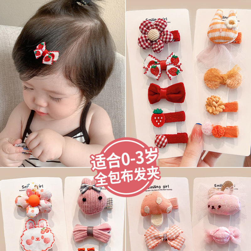 女の赤ちゃんのヘアピンは髪を傷つけません。|undefined