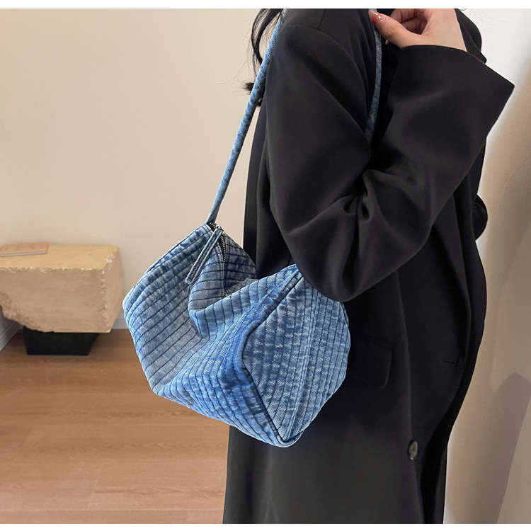 Frau Groß Denim Einfarbig Strassenmode Kissenform Reißverschluss Schultertasche Umhängetasche display picture 9