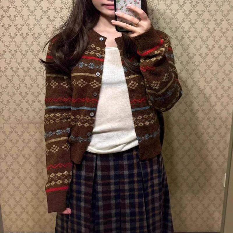 2025 Vintage Short Crewneck Knitted brown French Retro Sweater Women's Fairisland Jacquard Cashmere Cardigan