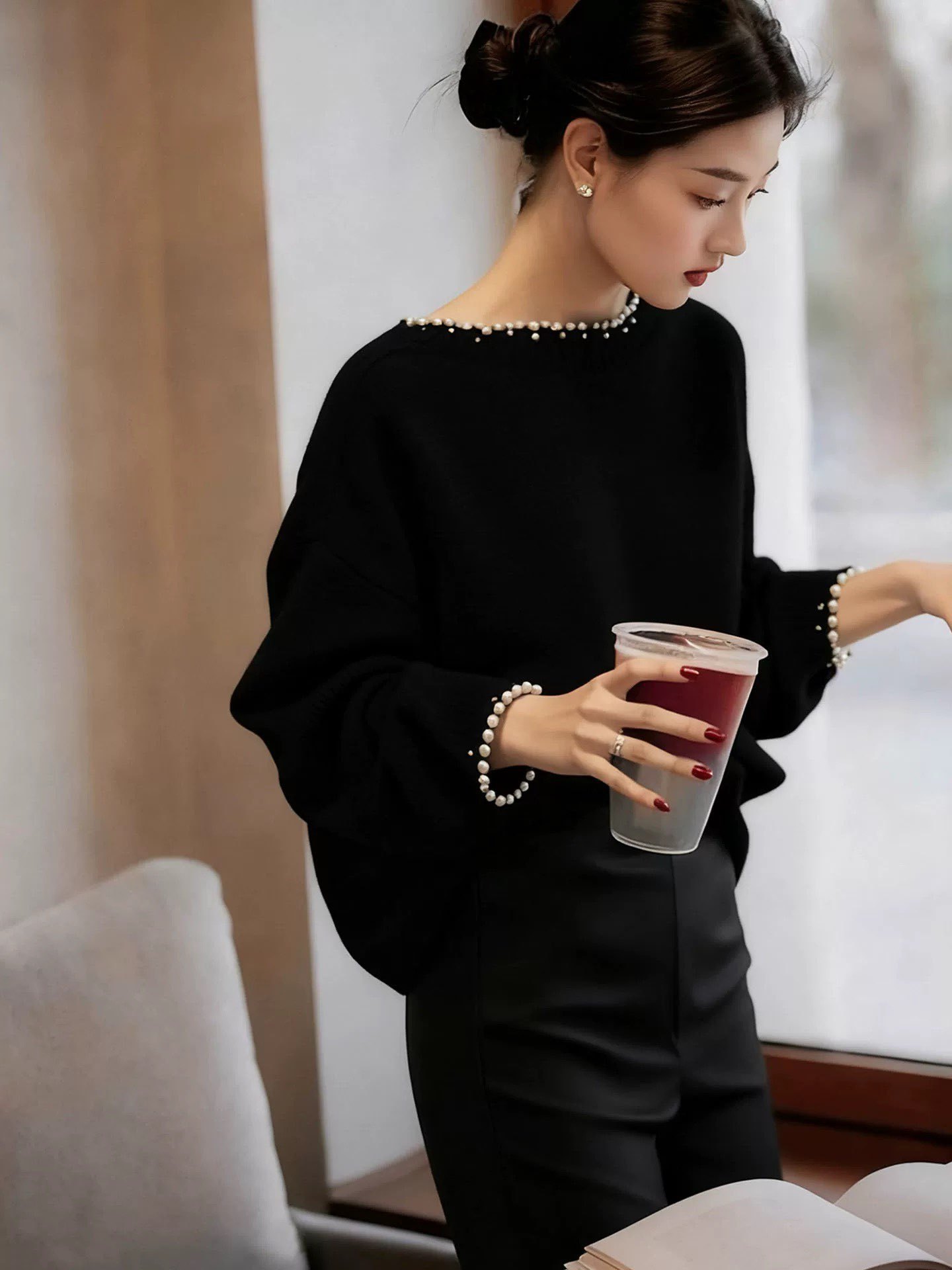Áo len nữ cổ một vai đính ngọc trai tay dài dáng rộng — đen