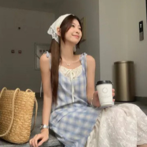 リゾートスタイルのレースアップチェック柄サスペンダードレス女性の夏の新しい偽ツーピースコントラストカラーステッチ気質ミドル丈スカート|undefined