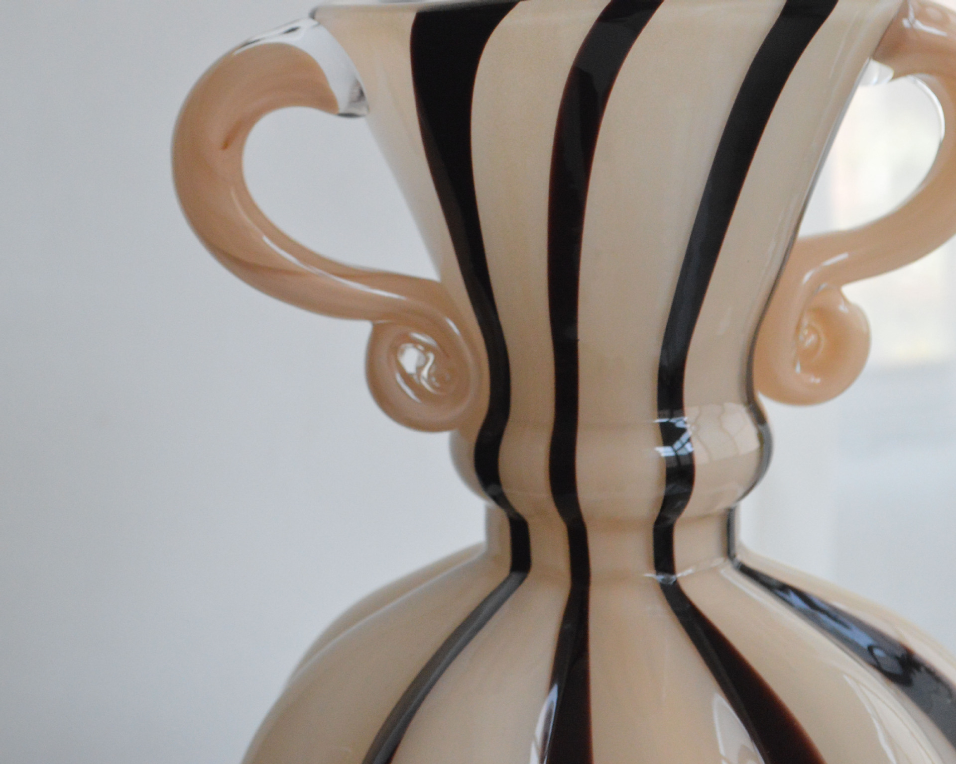 Piccolo vaso in vetro Fenton dipinto a mano in stile vintage francese con decorazioni delicate, accessori di alto valore_voghion.com