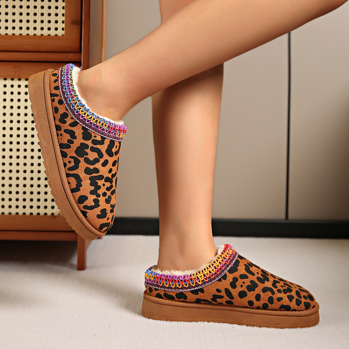 Demi-season insulated slippers for leisure platform