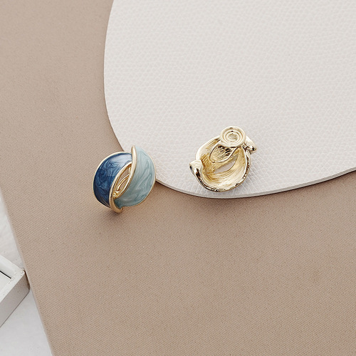 Oil paint tones.  Retro Hong Kong style high-end contrasting color earrings, geometric earrings, earrings, mosquito coil discs, non-pierced earrings