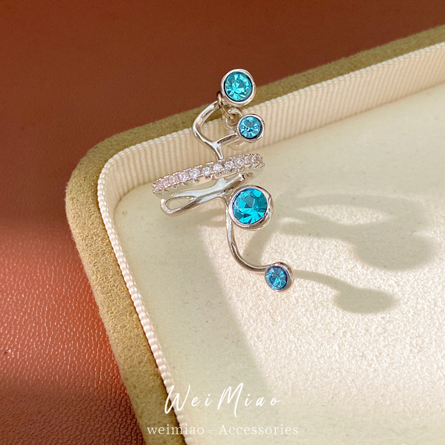 Diamante azul de diamante multicapa de orejas para mujeres sin agujeros de orejas personales pendientes de nicho ligero de lujo alta sensación de auriculares mayoristas
