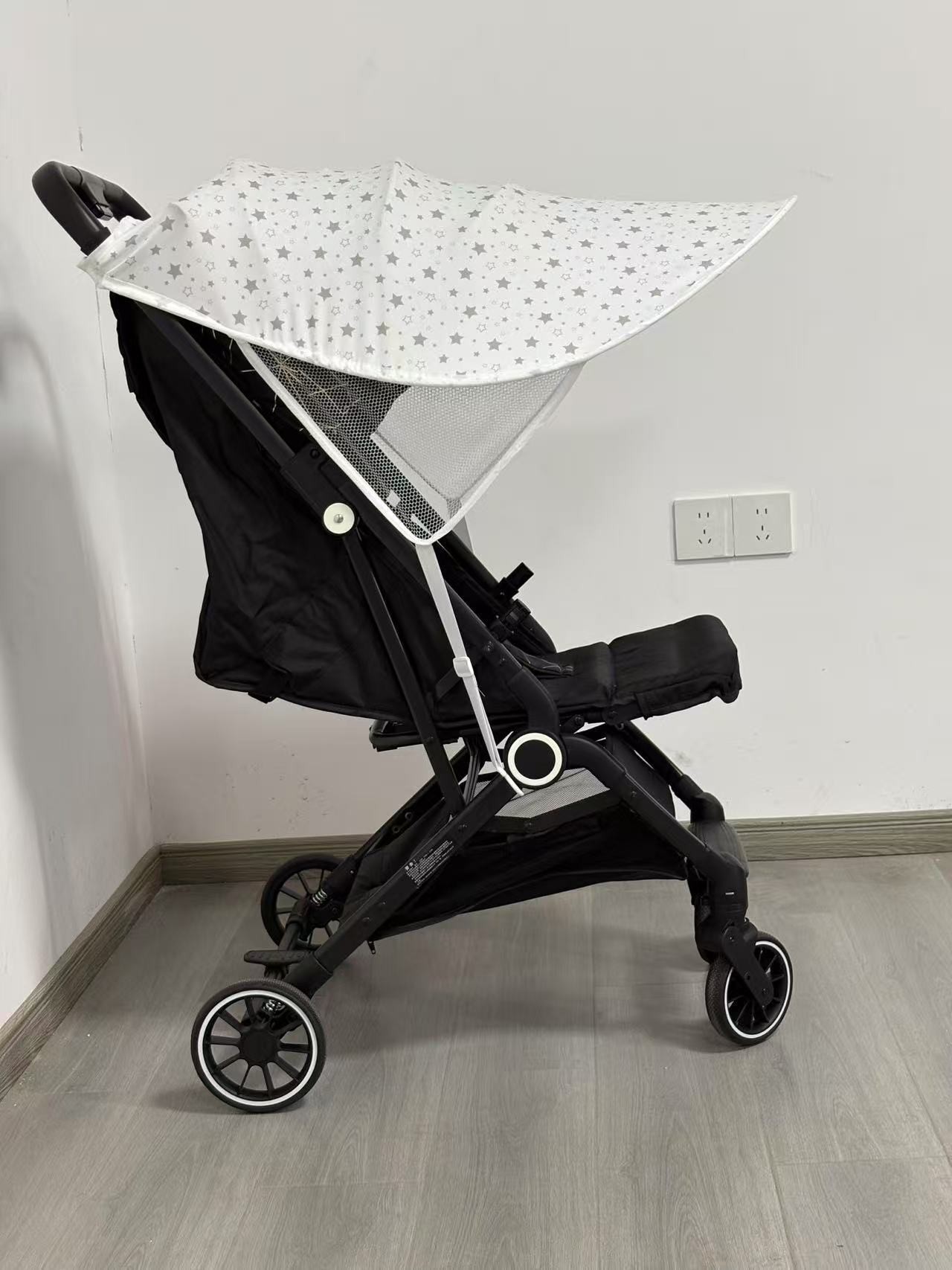 Una tienda de protección solar más grande (estrella blanca).