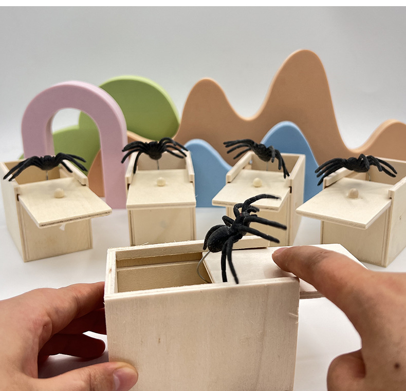 Scatola di legno a sorpresa a forma di ragno, stesso oggetto di scena divertente, insetto spaventoso, scherzo horror, giocattolo_voghion.com