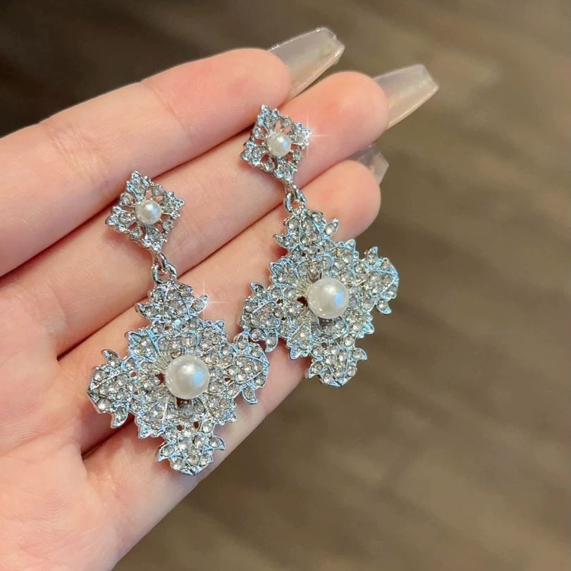 Сережки из жемчуга, инкрустированные бриллиантами, стиль легкая роскошь, тренд сезона, яркий запоминающийся стиль