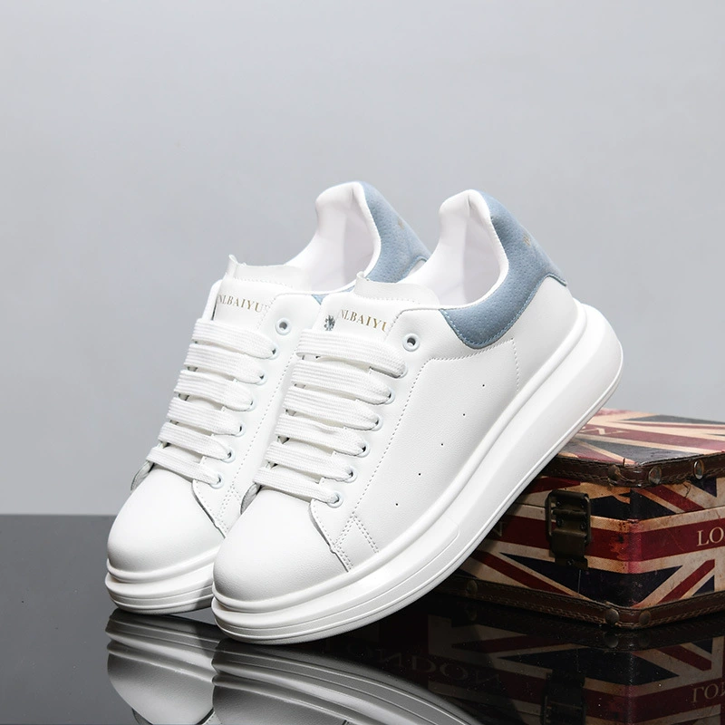 Маккуин Маленькие белые туфли Летняя кожа увеличивается, повседневные туфли из кексов Весенние и осенние пары туфли папы с толстой подошвой A08