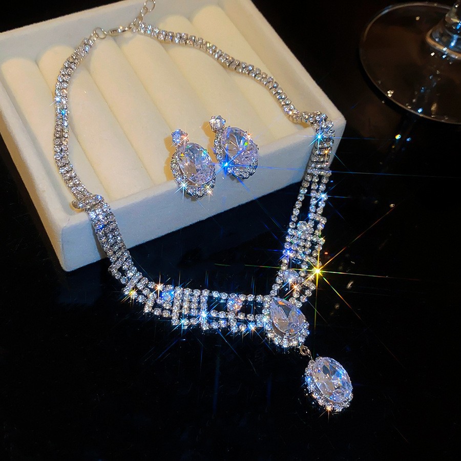 Collar de pendientes de diamantes con gotitas de agua transfronterizas europeas y americanas, colgante de moda de lujo ligero, cadena de clavícula, celebridad de Internet, joyería de alta gama, mujer
