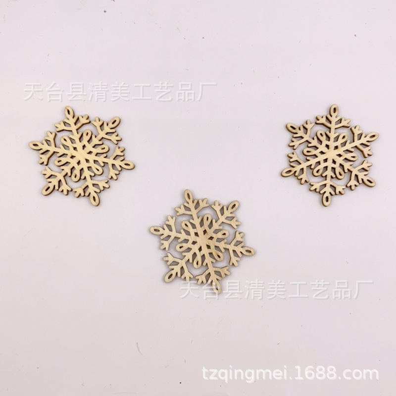 60*60mm variedad de copos de nieve de Navidad de madera pieza de madera colgante decorativo de copo de nieve de madera 10 piezas en un paquete con cuerda de cáñamo