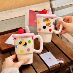 かわいいインストローラーカップ、蓋付きの見栄えの良いカラフルなドットセラミックマグ、女の子への誕生日プレゼントやお土産として