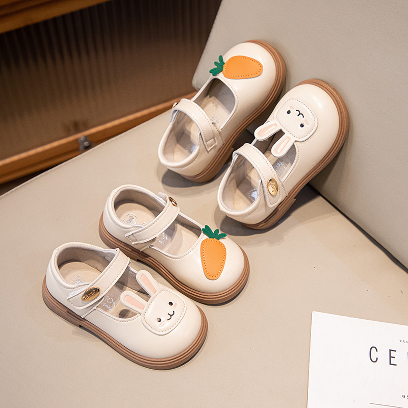 Zapatos de cuero para niñas 2024 primavera y otoño nuevos zapatos de princesa para niños con suela suave zapatos de bebé para niñas adorables zapatos de bebé de tendencia
