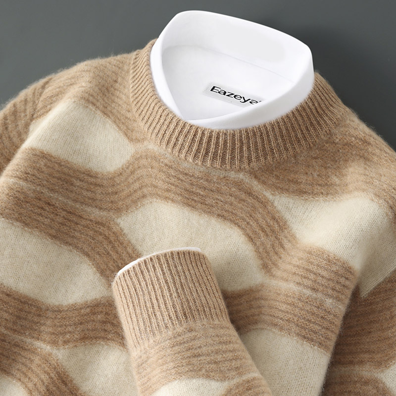 Demi-season woolen knitted sweater with a round collar for leisure