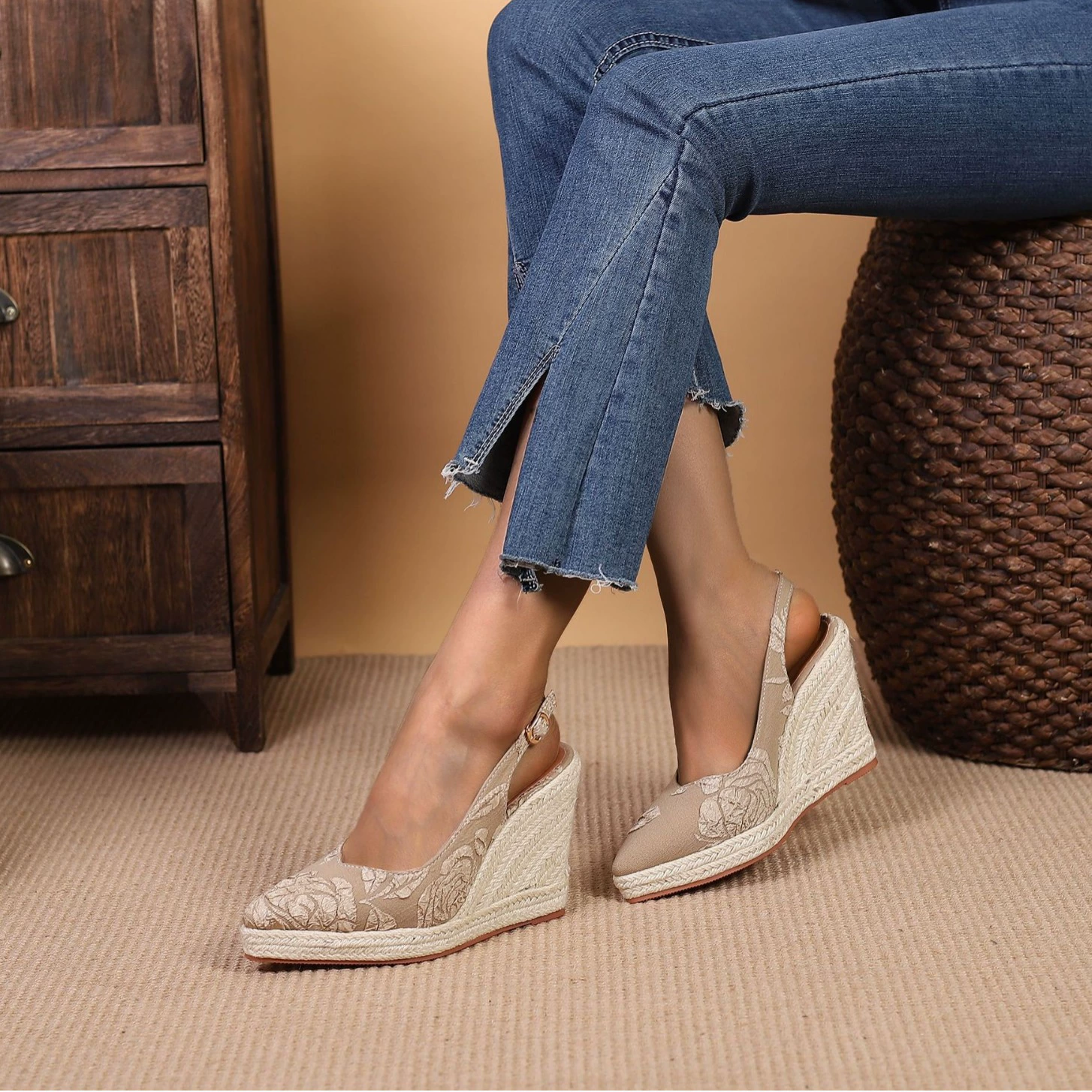 Наклон с толстым дном на высоком каблуке