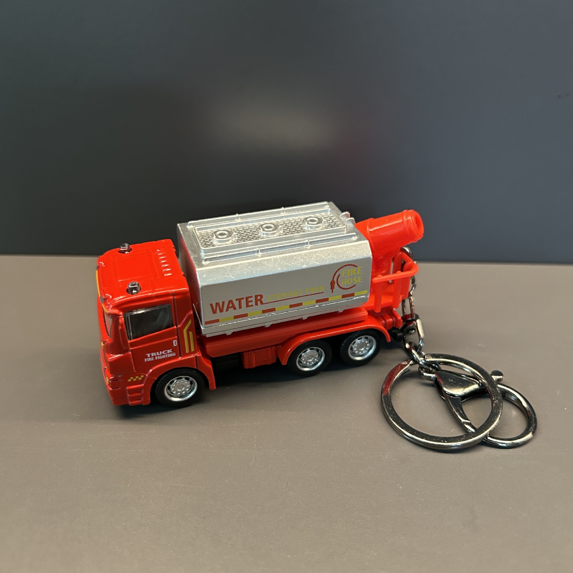 Mini camión de agua contra incendios excavadora modelo de aleación de deslizamiento llavero mochila colgante carro llavero pequeño regalo