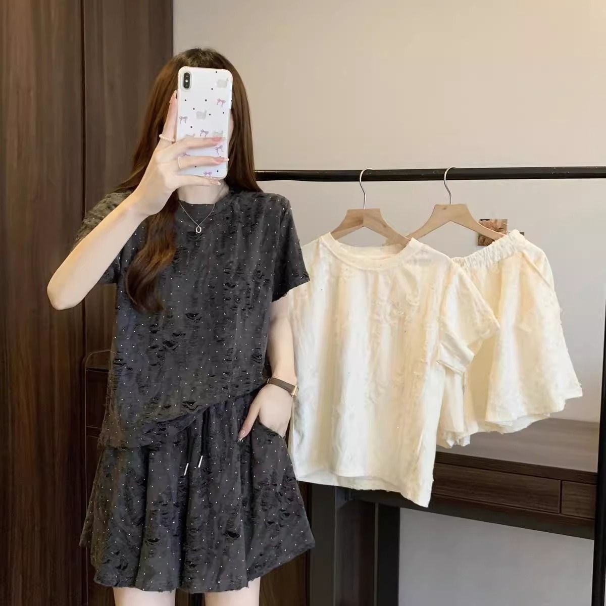 Bộ mặc nhà nữ tay ngắn quần short rộng, phá lỗ đính đá, form rộng thoáng mát — Bộ đồ màu xám đậm (áo+quần), Trang phục màu hạnh (áo+quần) chi tiết 5