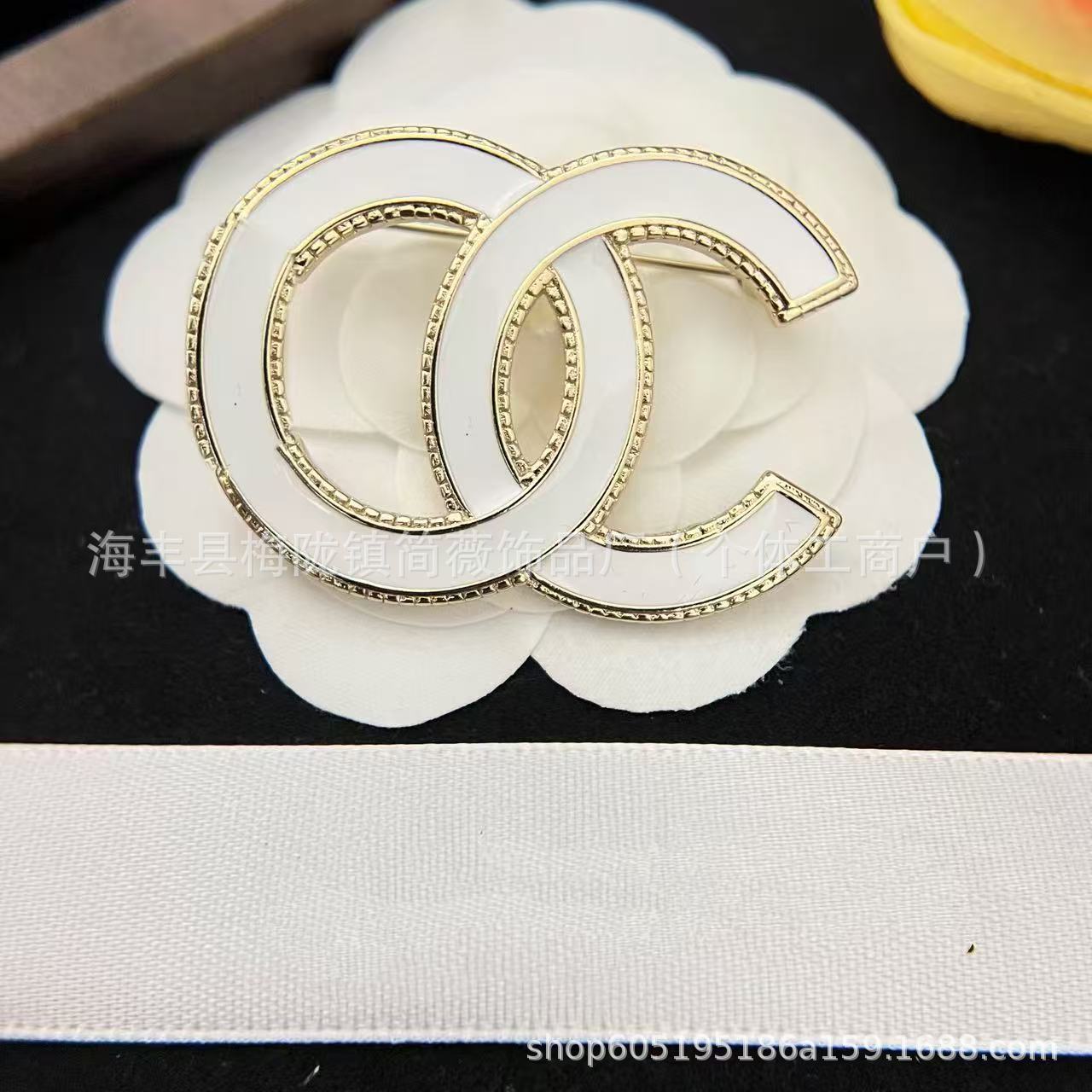 Classic Chanel-Style Pearl and Rhinestone Brooch, Resin Double C Pin, Fashionable Versatile Brooch, Wholesale from Manufacturer