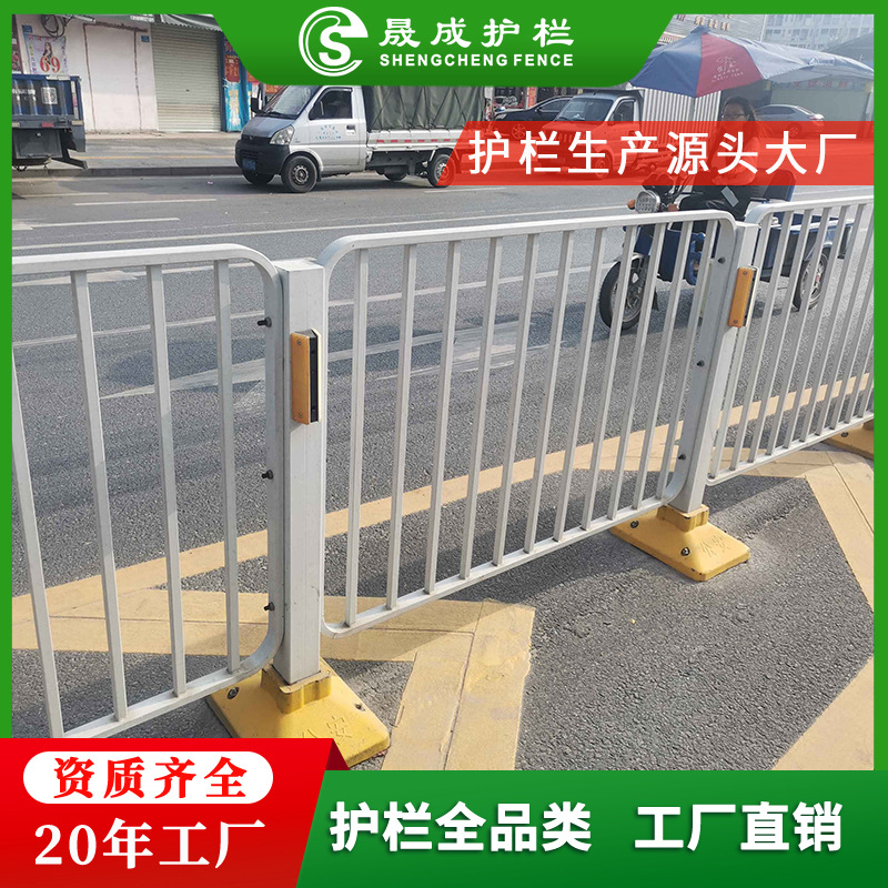 厂家批发道路隔离栅 宝安机非道路分隔栏 马路港式护栏图片