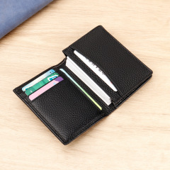 本革の名刺入れに、カードを入れて、カードの位置を厚くして、ロゴを印刷します。