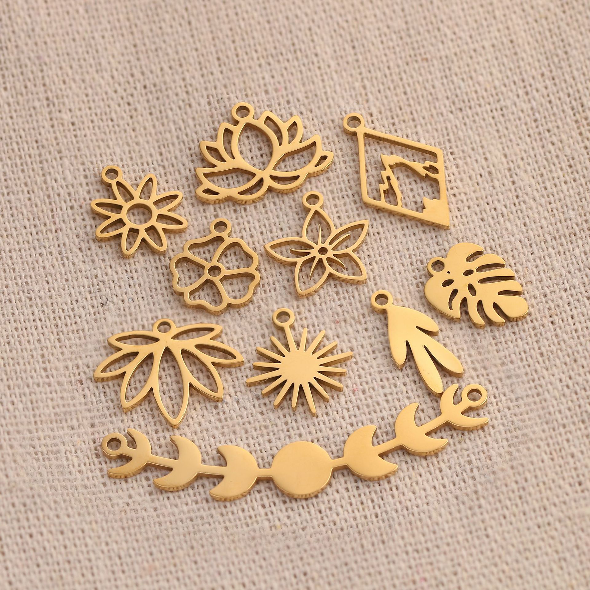 5 PCS/Package Quantity 304 Stainless Steel Material 5 PCS/Package 304 Stainless Steel Leaves Flower Pendant