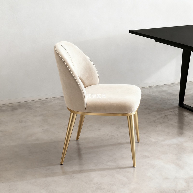 Silla de comedor de cuero ligera y de lujo para el hogar, respaldo moderno y cómodo, restaurante de hotel, mesa de comedor de cuero minimalista.