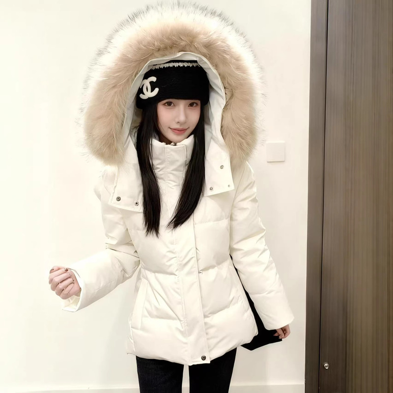Women's Short down Jacket with Large Fur Collar, Waist-Cinching, Slim Fit, for Petite Figures, Thickened with White Duck Down, Winter Coat with Raccoon Fur