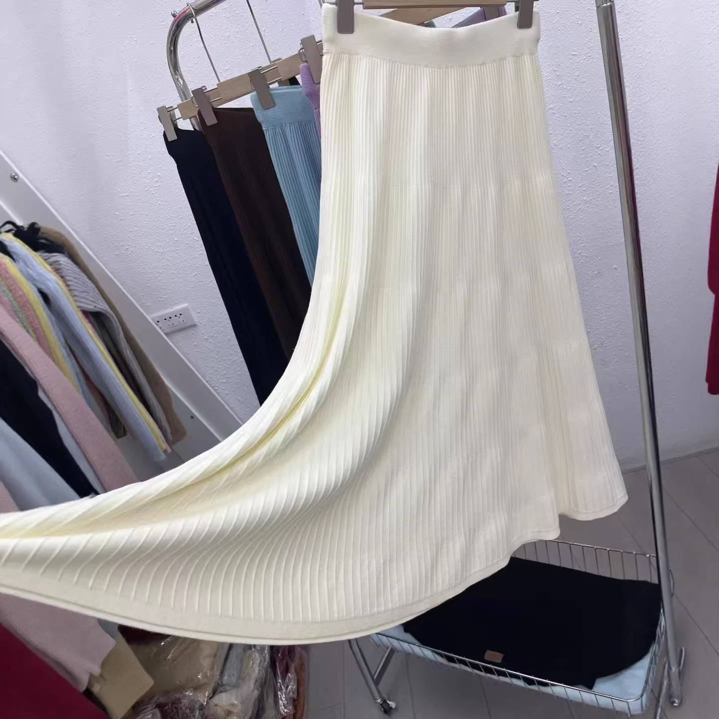 Pleated Sweater Skirt for Women, New Autumn and Winter Design, Large Hem, Slimming, Hip-Covering, Ribbed Knit Half Skirt, Umbrella Skirt
