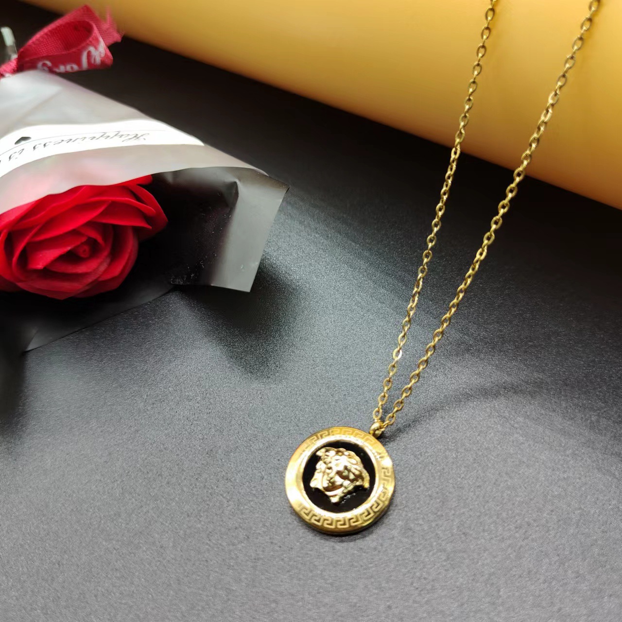 Baroque Style Head Round Titanium Steel Inlaid Shell Pendant Necklace 1 Piece