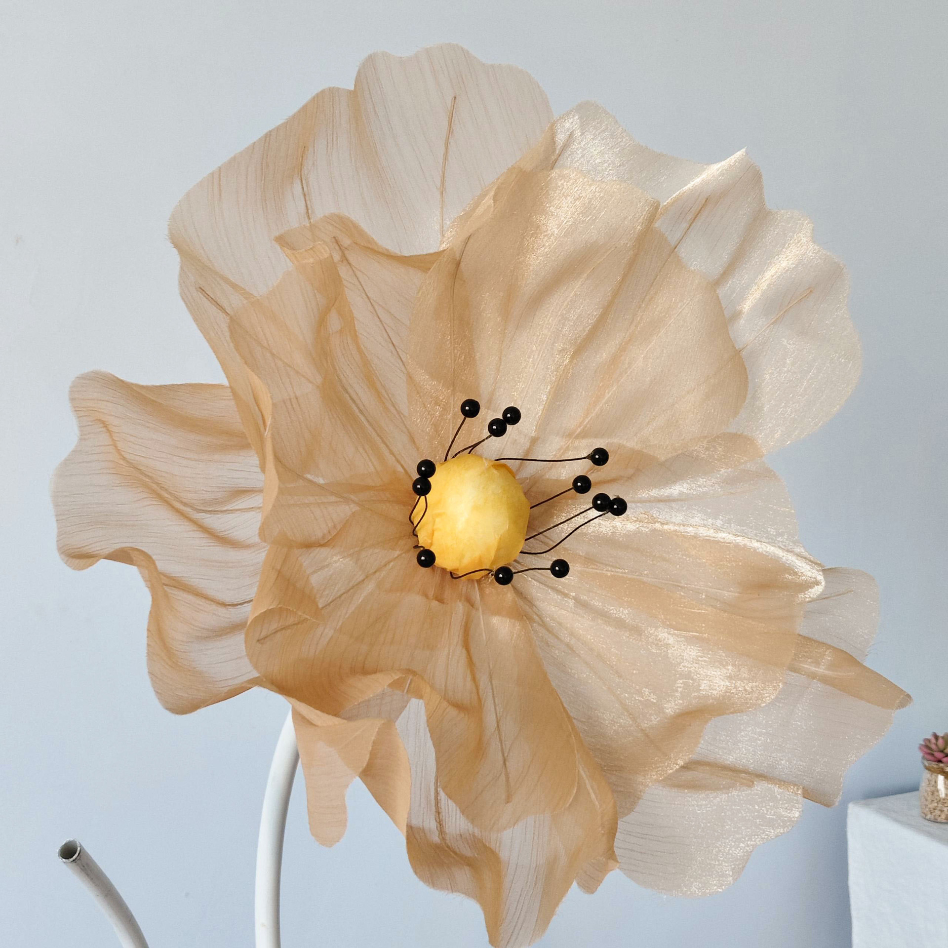 Flores hechas a mano de tela de seda perlada del centro comercial del hotel atrio escénico diseño fotográfico decoración de tarjetas de perforación al aire libre