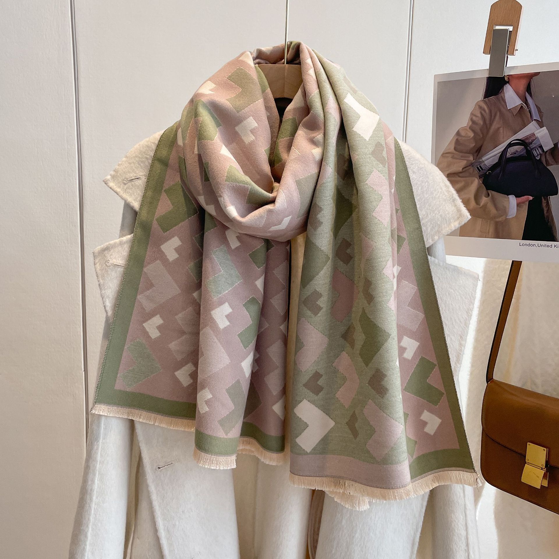 Otoño e Invierno nuevas letras geométricas bufanda de Cachemira de las mujeres de moda estilo étnico mantón del Cabo bufanda de borla caliente