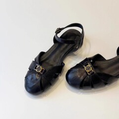 スポットバージョン〜新しいフレンチスタイル中空ワンストラップサンダル女性用夏ラウンドトゥ多用途レトロ椿ローマンシューズ