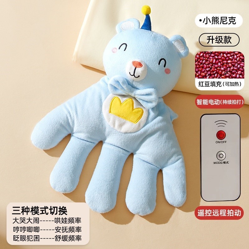 El bebé le da unas palmaditas en el trasero para conciliar el sueño.