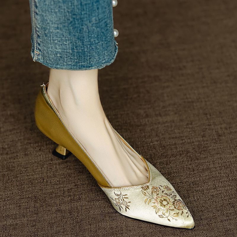 Off-Size Silk Cowhide Chinese Style Pointed Toe Embroidered Stiletto Shoes for Women with Shallow Mouth Chinese Style with Cheongsam High Heels