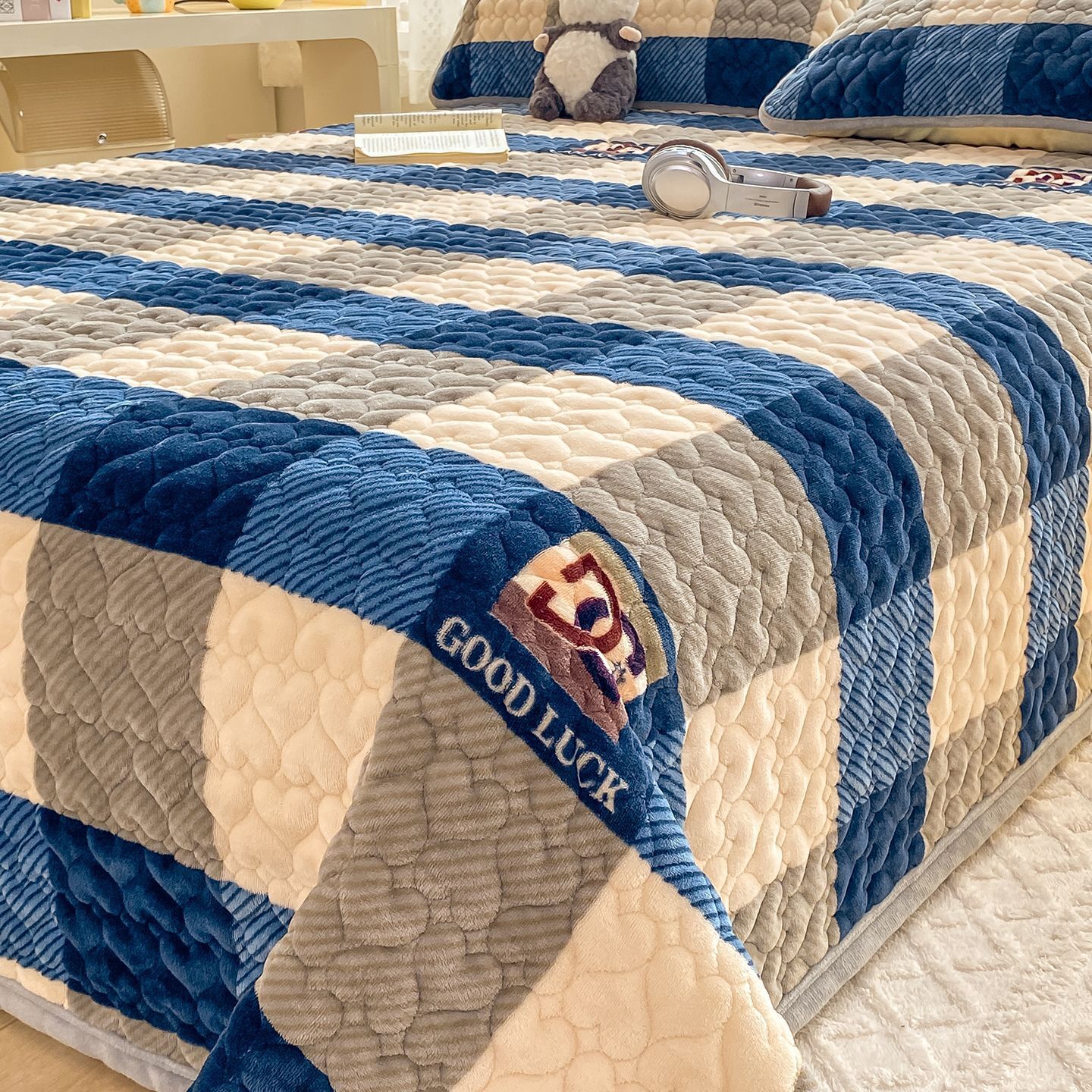 Autumn and Winter Milk Velvet Quilted Bed Cover Single Piece Thickeneded Coral Velvet Tatami Bed Bed Sheets Three-Piece Set Warm Double Kang Bed Sheets