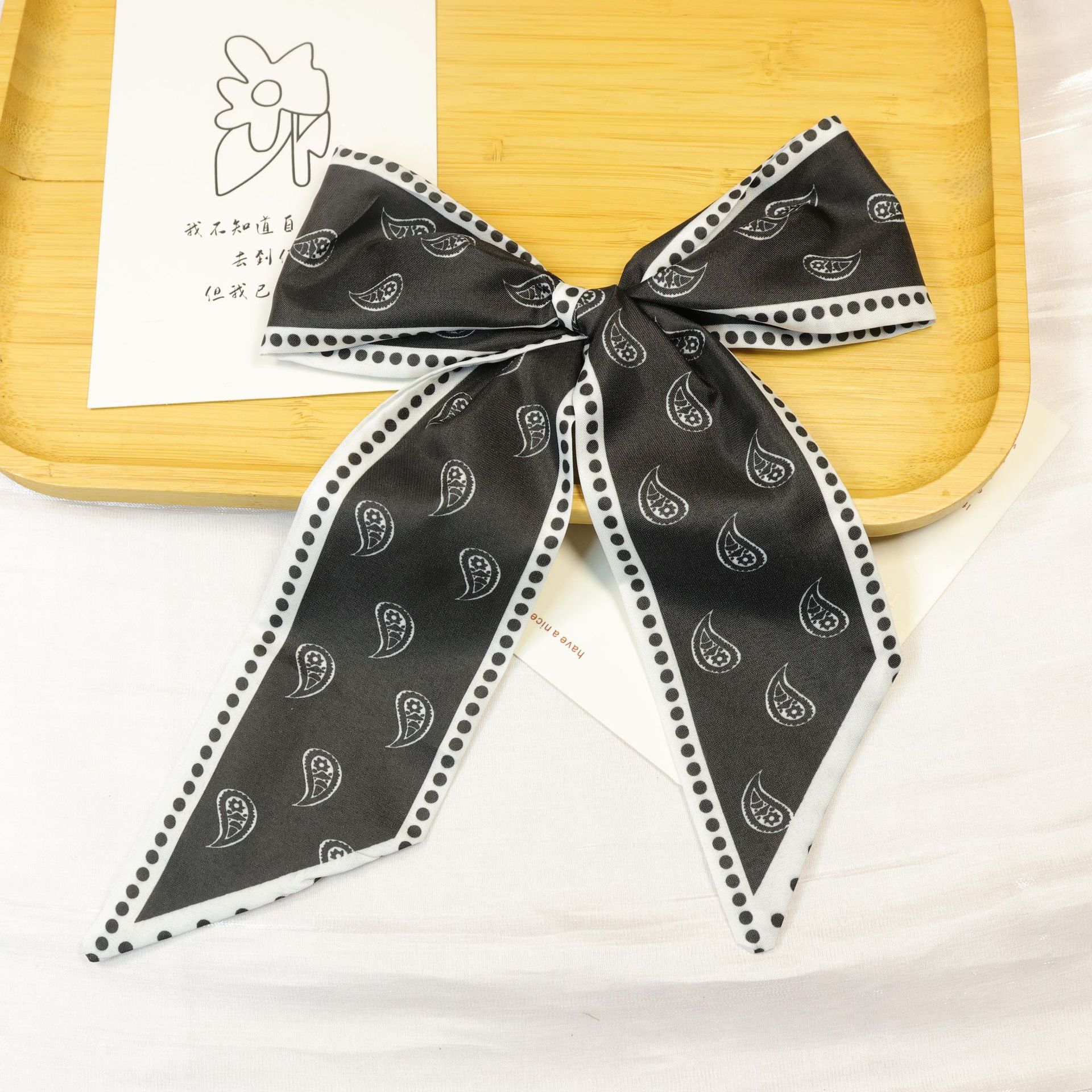 Черно-белый край в горошек