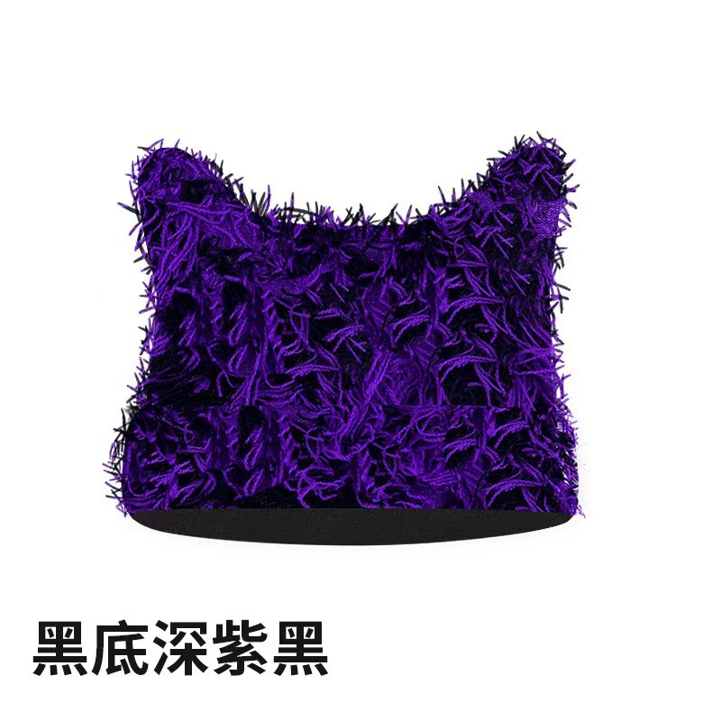 검정 바탕에 자흑색