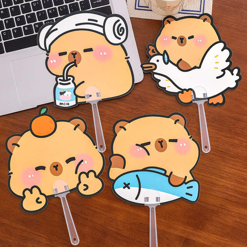 カピバラ異形扇子夏アニメカピバラは小さな扇子を持ってかわいいプレゼントの子供扇子を押している|undefined