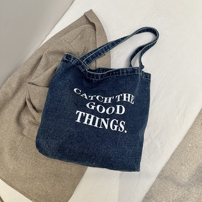 Bolsa de denim casual de gran capacidad para mujeres 2024 nueva bolsa de hombro de viaje, bolsa universitaria ligera y versátil