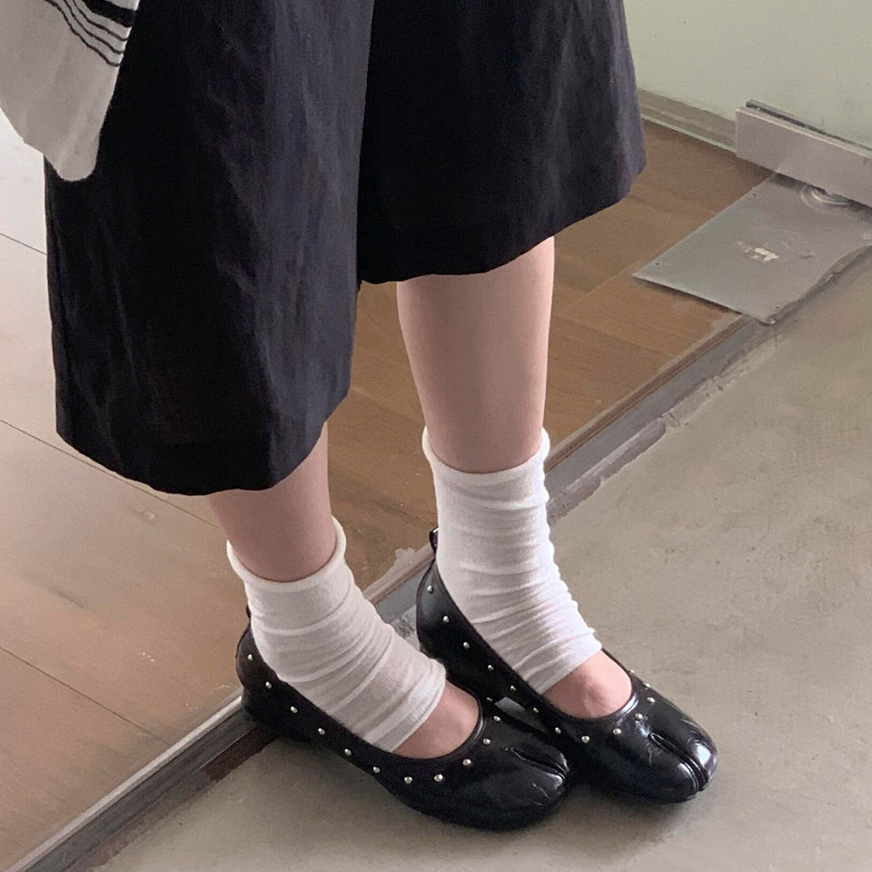 Giày búp bê nữ mũi tách ngón da cừu đính đinh tán, gót vuông thô 3–6 cm — Màu trắng, màu đen
