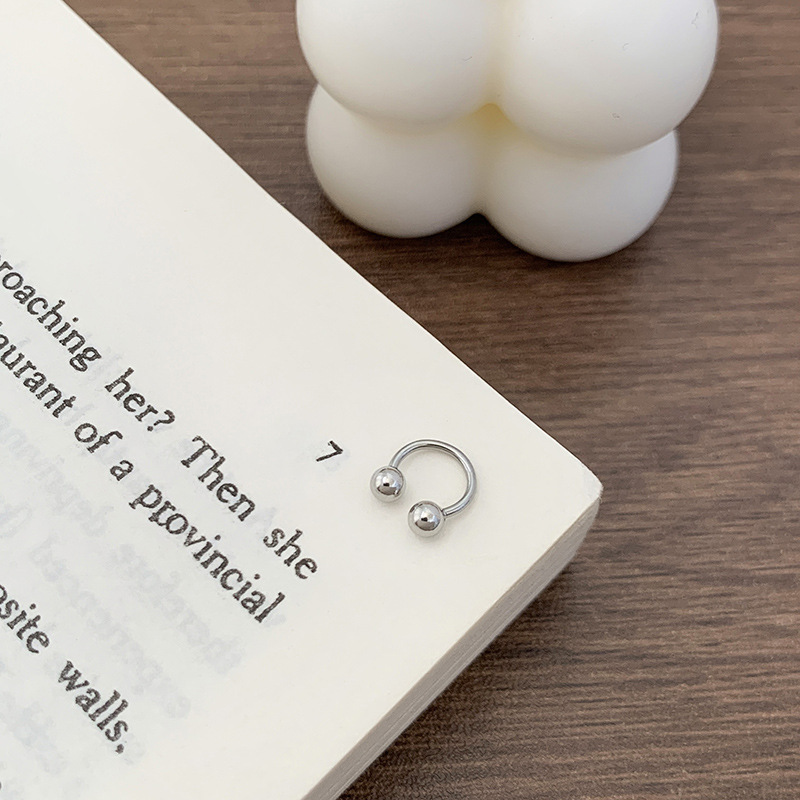 Pendientes de aro lisos para mujer, lujo ligero, pendientes de alta gama, pendientes populares, aretes de diseño exclusivo, aretes de otoño e invierno al por mayor