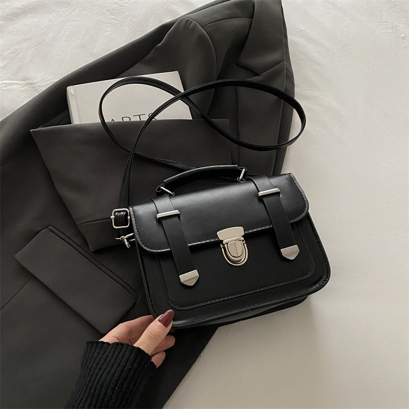 Versión coreana de la moda retro casual 2024 nuevo invierno nuevo estilo personalidad simple mensajero portátil de un solo hombro pequeño bolso cuadrado mujer