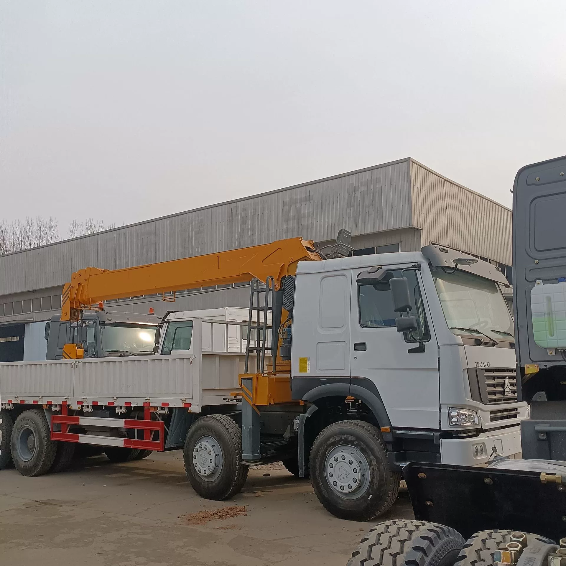Экспорт бывших в употреблении и восстановленных мобильных кранов SINOTRUK грузоподъемностью 10 и 12 тонн, инженерных самосвалов, 9.6m бортовых транспортных грузовиков.
