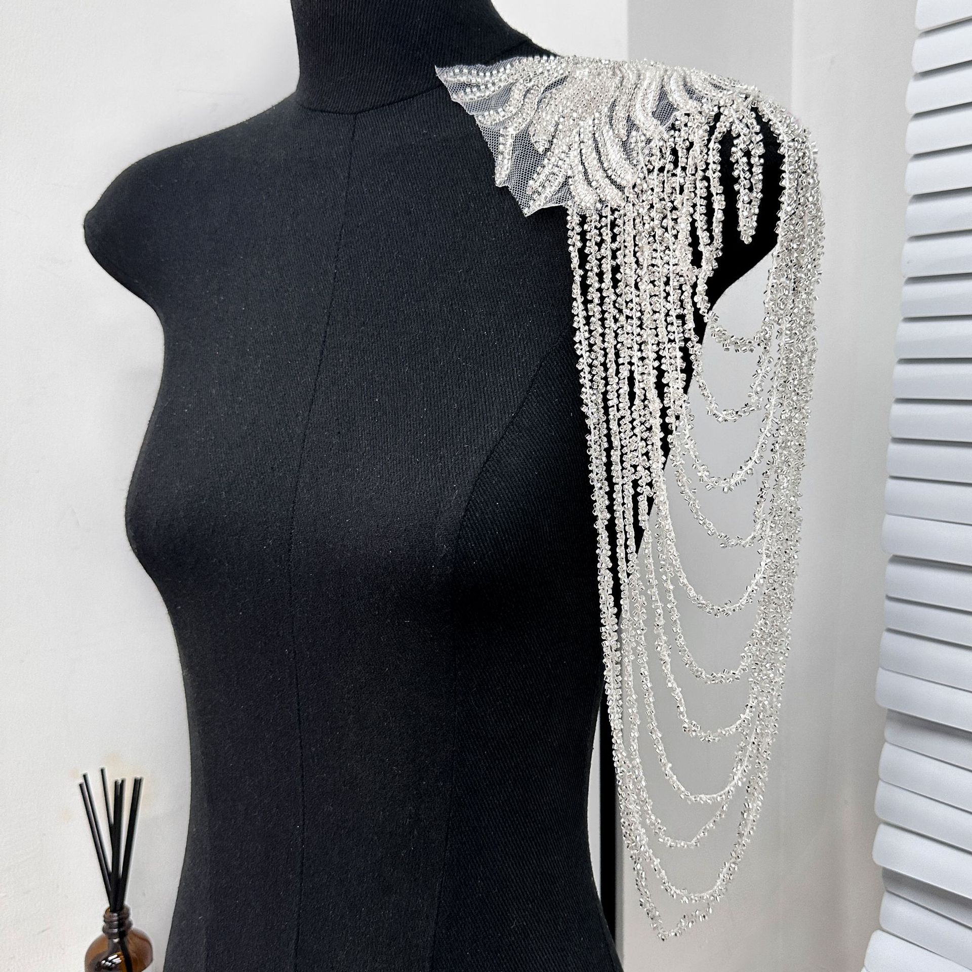 Chaîne de bordados negros pilares hombro vestido de boda vestido de espectáculo accesorios de moda bordados dorados pegatinas de moda image 11
